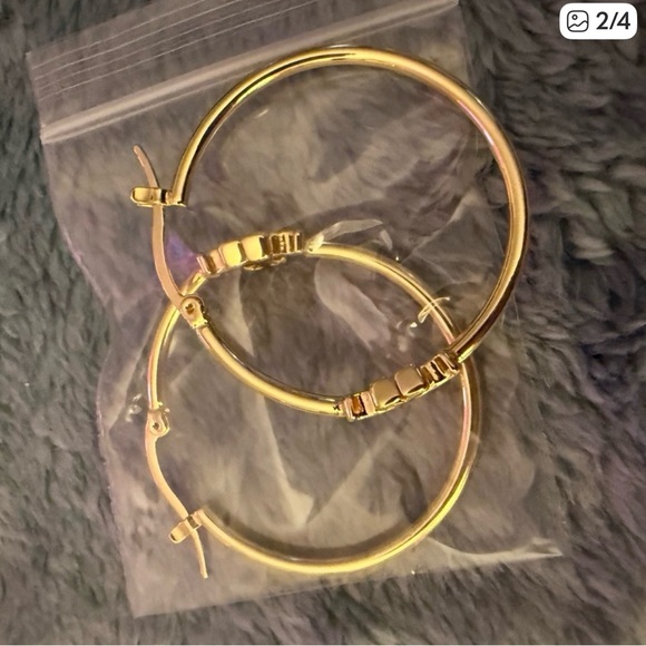 Tory Burch Gold Tone Earrings. - Picture 4 of 4